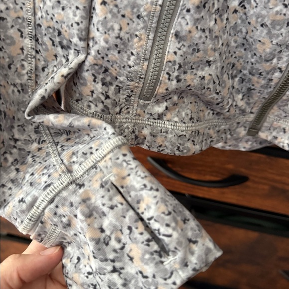 [SOLD] Lululemon Define Jacket Pattern - Picture 3 of 7
